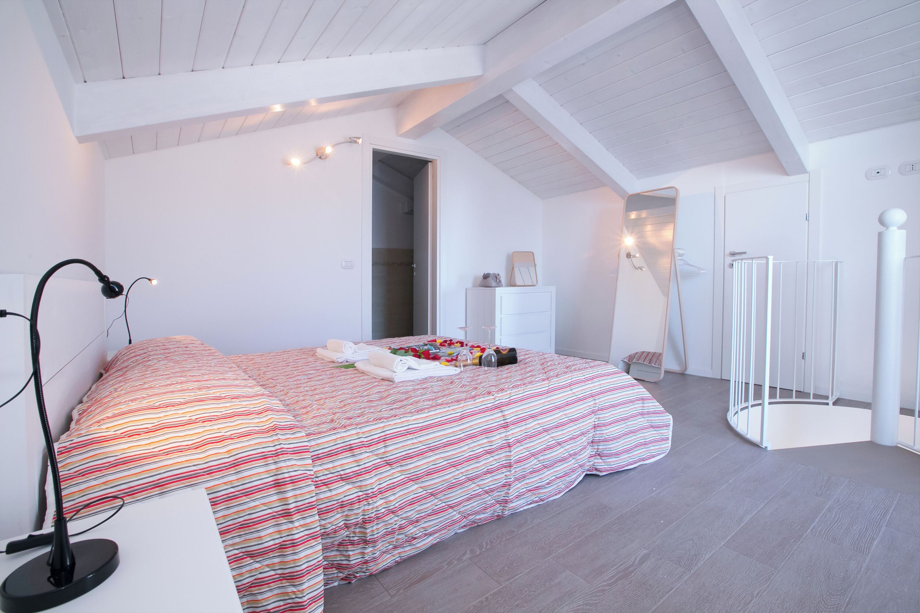 Familie appartement, meerdere slaapkamers, 2 badkamers, uitzicht op gebergte (Casa Laura Apt. 6) | 2 slaapkamers, een strijkplank/strijkijzer, gratis wifi, beddengoed