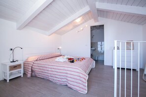 Familienapartment, Mehrere Schlafzimmer, 2 Bäder, Bergseite (Casa Laura Apt. 6) | 2 Schlafzimmer, Bügeleisen/Bügelbrett, kostenloses WLAN, Bettwäsche