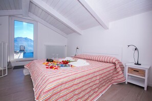 Familie appartement, meerdere slaapkamers, 2 badkamers, uitzicht op gebergte (Casa Laura Apt. 6) | 2 slaapkamers, een strijkplank/strijkijzer, gratis wifi, beddengoed