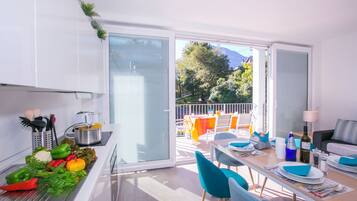 Familie appartement, meerdere slaapkamers, 2 badkamers, uitzicht op gebergte (Casa Laura Apt. 6) | Privékeuken | Een koelkast, een magnetron, een oven, een kookplaat