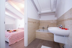 Family Apartment, Multiple Bedrooms, 2 Bathrooms, Mountainside (Casa Laura Apt. 6) | Bathroom