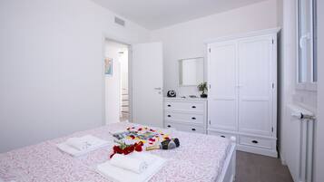 Familie appartement, meerdere slaapkamers, 2 badkamers, uitzicht op gebergte (Casa Laura Apt. 6) | 2 slaapkamers, een strijkplank/strijkijzer, gratis wifi, beddengoed