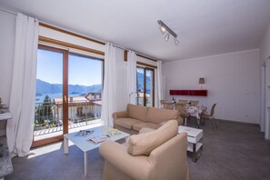 Appartement Familial, plusieurs lits, 2 salles de bains, côté montagne (Vista su Perledo) | Coin séjour