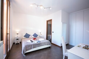 Apartamento família, vários quartos, 2 banheiros (Borgo La Sorgente - Dolce Vita) | 2 quartos, ferros/tábuas de passar roupa, Wi-Fi de cortesia