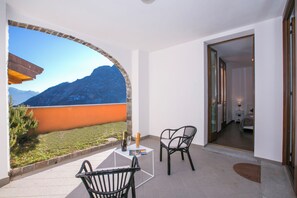 Familienapartment, Mehrere Schlafzimmer, 2 Bäder, Bergseite (Borgo La Sorgente - Dolce Vita) | Terrasse/Patio