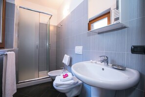 Appartamento familiare, camere multiple, 2 bagni, lato montagna (Borgo La Sorgente - Dolce Vita) | Bagno | Vasca e doccia separate, soffione a pioggia, set di cortesia gratuito
