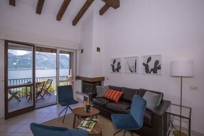 Familienapartment, Mehrere Betten, Bergseite (Sonenga Vista Magnifico) | Wohnbereich | Flachbildfernseher, Kamin, DVD-Player