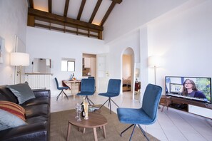 Appartement Familial, plusieurs lits, côté montagne (Sonenga Vista Magnifico) | Coin séjour | Télévision à écran plat, cheminée, lecteur de DVD
