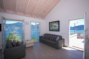 Attico familiare, 6 camere da letto, lato montagna (Paradiso di Menaggio Penthouse) | Soggiorno | TV a schermo piatto