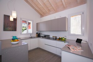 패밀리 펜트하우스, 침실 여러 개, 산비탈 (Paradiso di Menaggio Penthouse) | 전용 주방 | 대용량 냉장고, 전자레인지, 오븐, 쿡탑