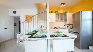 Familie appartement, meerdere slaapkamers, 2 badkamers, uitzicht op gebergte (Blevio Panoramica) | Privékeuken | Een koelkast/vriezer, een magnetron, een oven, een kookplaat