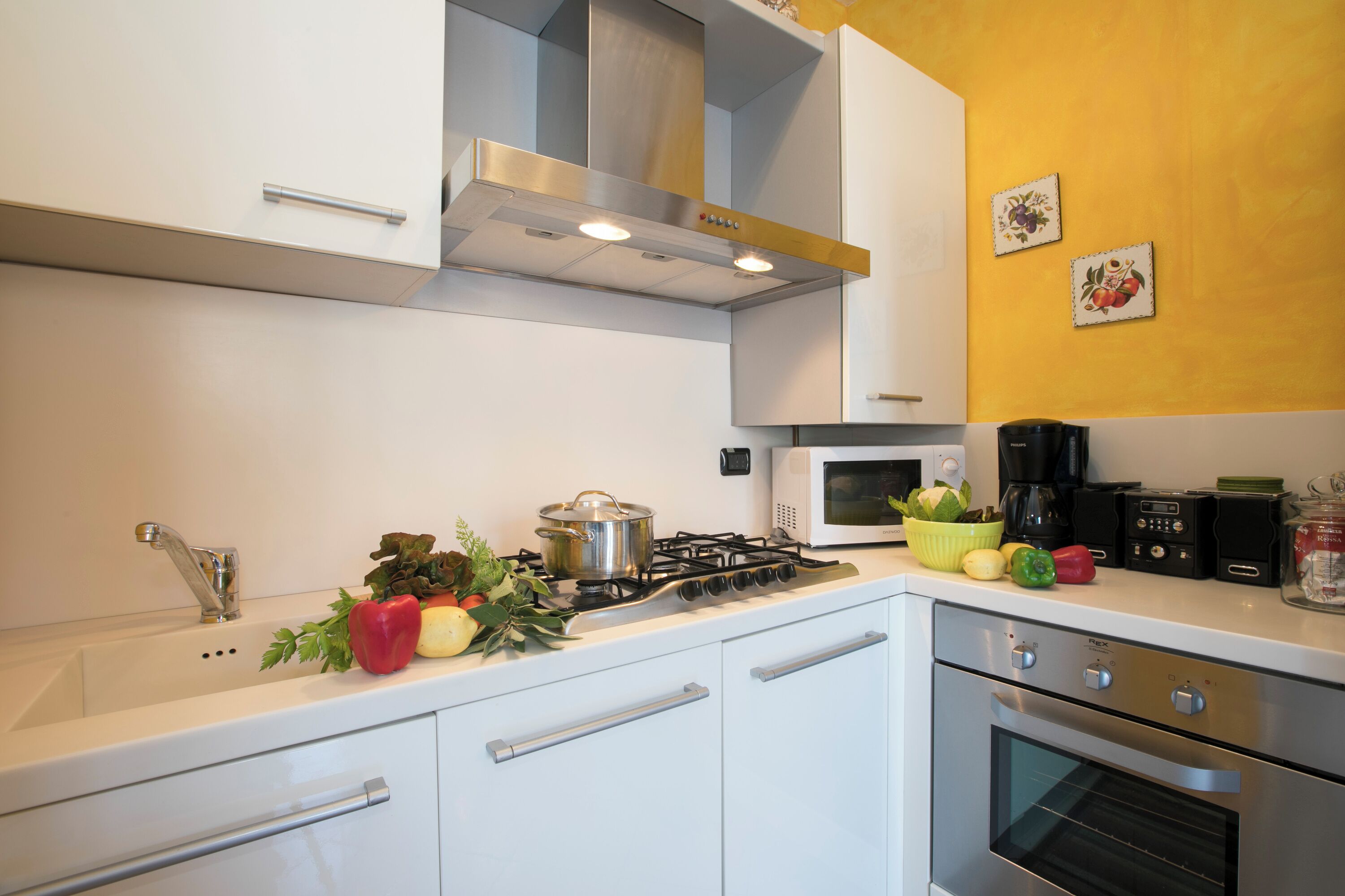 Appartamento familiare, camere multiple, 2 bagni, lato montagna (Blevio Panoramica) | Cucina privata | Frigorifero con congelatore, microonde, forno, piano cottura