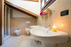 Family Apartment, Multiple Bedrooms, 2 Bathrooms, Mountainside (Blevio Panoramica) | Bathroom | Separate tub and shower, rainfall showerhead, free toiletries - Blevio Panoramica (Blevio)