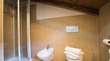 Vasca e doccia separate, soffione a pioggia, set di cortesia gratuito