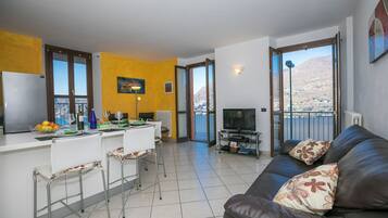 Familienapartment, Mehrere Schlafzimmer, 2 Bäder, Bergseite (Blevio Panoramica) | Innenbereich