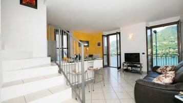 Family Apartment, Multiple Bedrooms, 2 Bathrooms, Mountainside (Blevio Panoramica) | Living area | 21-inch flat-screen TV with digital channels, TV, stereo
