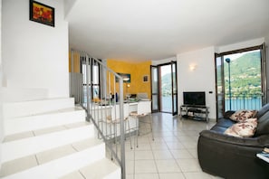 Family Apartment, Multiple Bedrooms, 2 Bathrooms, Mountainside (Blevio Panoramica) | Living area | 21-inch flat-screen TV with digital channels, TV, stereo