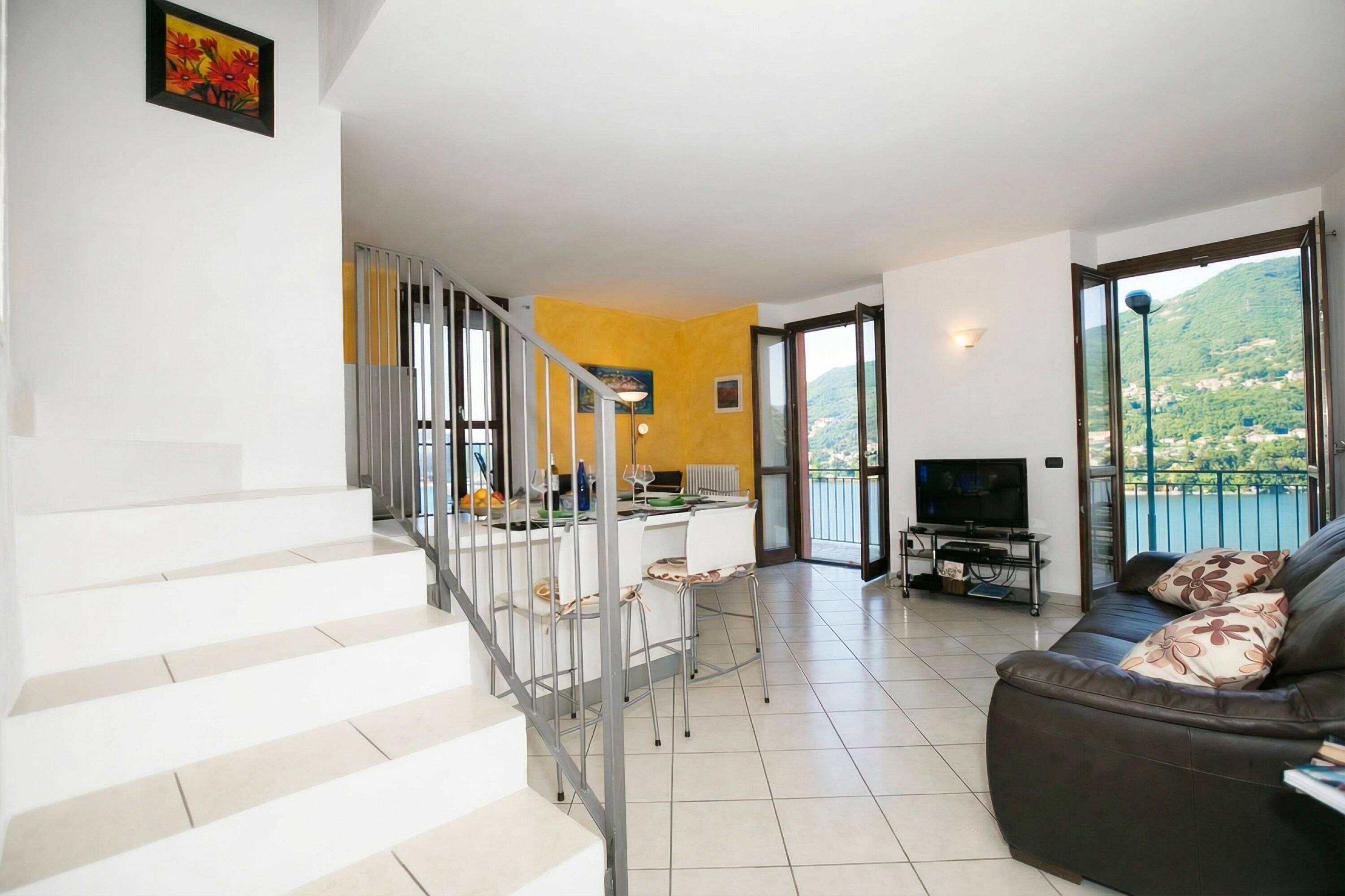 Appartamento familiare, camere multiple, 2 bagni, lato montagna (Blevio Panoramica) | Area soggiorno | TV a schermo piatto 21 pollici con canali digitali, TV, impianto stereo