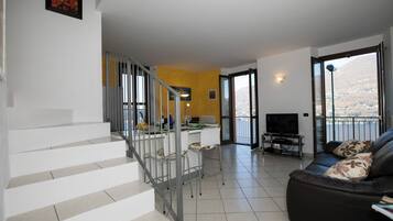 Familie appartement, meerdere slaapkamers, 2 badkamers, uitzicht op gebergte (Blevio Panoramica) | Woonruimte | Een 21-inch flatscreentelevisie met digitale zenders en een televisie