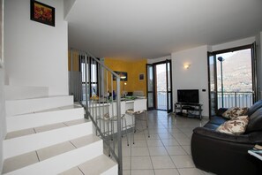 Family Apartment, Multiple Bedrooms, 2 Bathrooms, Mountainside (Blevio Panoramica) | Ruang tamu | 21 inci televisyen skrin rata dengan digital, TV, stereo