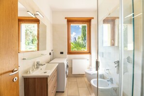 Familienapartment, 2 Schlafzimmer, Bergseite (Residence degli Oleandri 1A) | Badezimmer | Dusche, Regendusche, kostenlose Toilettenartikel, Haartrockner