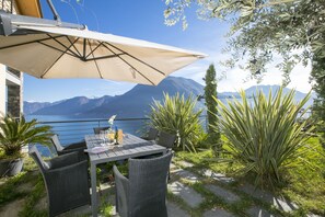 Familienapartment, 2 Schlafzimmer, Bergseite (Residence degli Oleandri 1A) | Speisen im Freien