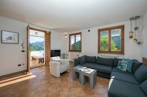 Villa familiar, varias habitaciones, 2 baños, junto a la montaña (Casa dei Galli) | Zona de estar | Televisión de pantalla plana de 21 pulgadas con canales digitales