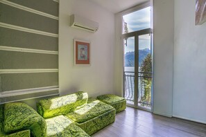 Appartement Familial, plusieurs chambres, 2 salles de bains, en bord de lac (Menaggio Tosca 1) | Coin séjour | Télévision à écran plat de 21 pouces avec chaînes numériques, télévision
