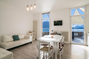 Appartement Familial, plusieurs chambres, 2 salles de bains, en bord de lac (Menaggio Tosca 3) | Coin séjour | Télévision à écran plat de 21 pouces avec chaînes numériques, télévision