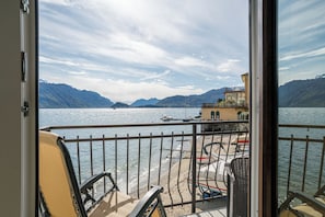 A balcony with a view of a lake, boats, and mountains. - Menaggio Tosca 1 (Menaggio)