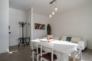 Family Apartment, Multiple Bedrooms, 2 Bathrooms, Lakeside (Menaggio Tosca 3) | Living area | 21-inch flat-screen TV with digital channels, TV - Menaggio Tosca 1 (Menaggio)