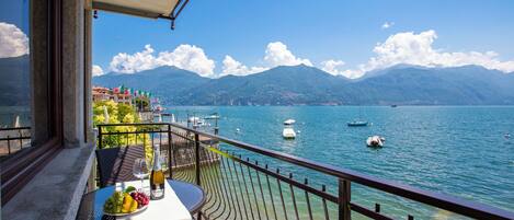 Familieleilighet, flere soverom, 2 bad, ved innsjø (Menaggio Tosca 1) | Utendørsservering