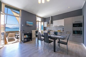 Departamento familiar, varias habitaciones, 2 baños, junto al lago (Menaggio Tosca 3) | Cocina privada | Refrigerador con congelador, microondas, horno y parrilla de estufa 