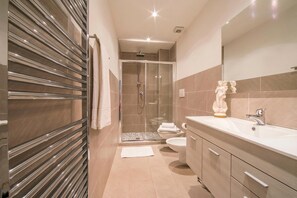 Family Apartment, Multiple Bedrooms, 2 Bathrooms, Lakeside (Menaggio Tosca 1) | Bathroom