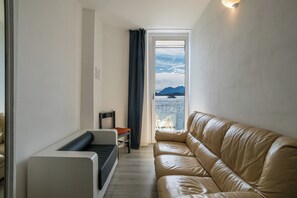 Appartement Familial, plusieurs chambres, 2 salles de bains, en bord de lac (Menaggio Tosca 1) | Coin séjour | Télévision à écran plat de 21 pouces avec chaînes numériques, télévision