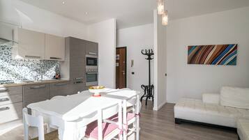Family Apartment, Multiple Bedrooms, 2 Bathrooms, Lakeside (Menaggio Tosca 3) | Ruang makan