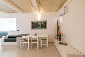 Family Apartment, Multiple Bedrooms, 2 Bathrooms, Lakeside (Menaggio Tosca 2) | Living area | Flat-screen TV - Menaggio Tosca 2 (Menaggio)