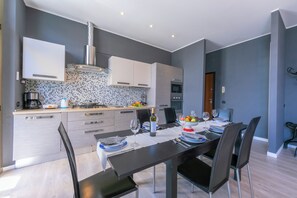 Familienapartment, Mehrere Schlafzimmer, 2 Bäder, Seeseite (Menaggio Tosca 3) | Eigene Küche | Großer Kühlschrank, Mikrowelle, Ofen, Herdplatte