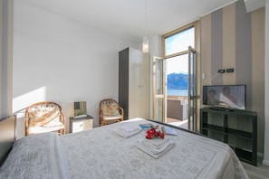 Appartamento familiare, camere multiple, 2 bagni, lato lago (Menaggio Tosca 3) | 3 camere, ferro/asse da stiro, Wi-Fi (a pagamento), lenzuola