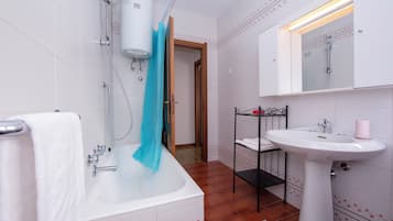 Combined shower/bathtub, free toiletries, hair dryer, bidet