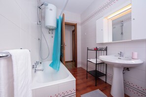 Bañera con ducha, artículos de tocador gratuitos, secador de pelo, bidet