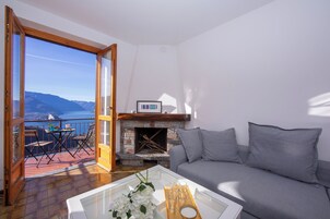 Apartamento familiar, varias habitaciones, junto a la montaña (Balcone di Perledo) | Zona de estar | Una televisión de pantalla plana, una chimenea