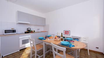 Apartamento família, vários quartos, ao lado da montanha (Balcone di Perledo) | Cozinha privada | Geladeira, micro-ondas, fogão, cooktop