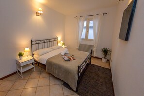 2 habitaciones, tabla de planchar con plancha y ropa de cama 