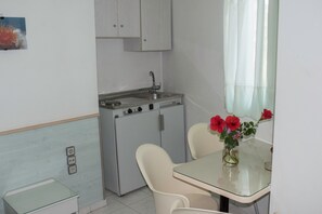 Kamar Basic, dapur kecil, lantai dasar | Dapur pribadi | Lemari es kecil, kompor, dan peralatan masak/sendok-piring