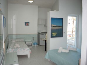 Frigobar, placa de cocina, utensilios de cocina