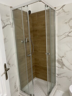 Dusche, Haartrockner, Handtücher, Seife