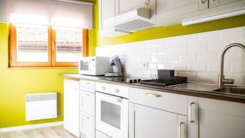 Geladeira, micro-ondas, fogão, cooktop