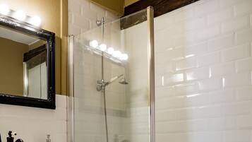 Secador de cabelo, toalhas de banho, papel higiênico