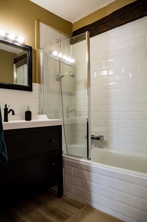 Haartrockner, Handtücher, Toilettenpapier